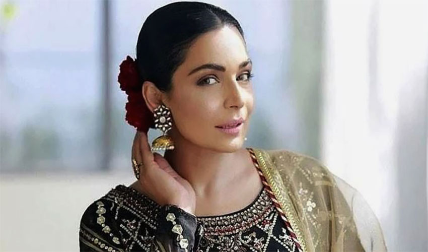 میرا میڈم نے آؤٹ کلاس کردیا ۔۔!!