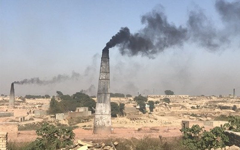فضائی آلودگی سےبے خبر اینٹوں کے بھٹوں میں دم توڑتا بچپن غذائی قلت کاشکار