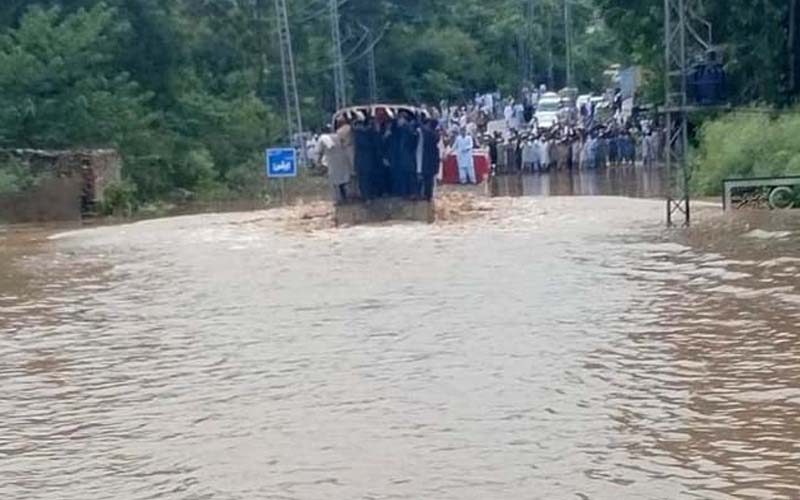 بونیر میں فلیش فلڈ: لوگ صاف پانی کو ترس گئے، خواتین کو صحت کے سنگین مسائل کا سامنا