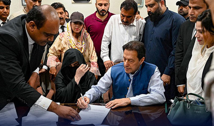 دی اکانومسٹ کے مضمون میں عمران خان، بشریٰ بی بی اور پی ٹی آئی سے متعلق تنقیدی پہلو