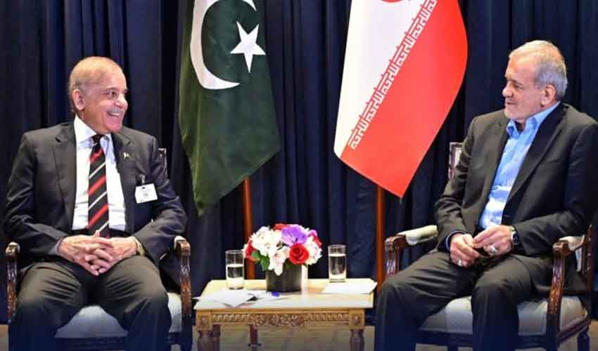 اسلام آباد مفاہمتی یادداشت خطے میں قیام امن کےلیے مددگار ثابت ہوگا، وزیراعظم کی ایرانی صدر سے گفتگو