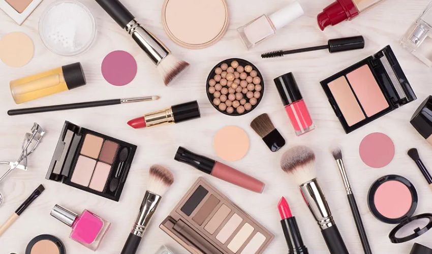 میک اپ پروڈکس کے ساتھ میک اپ سروسز بھی مہنگی ہوگئیں