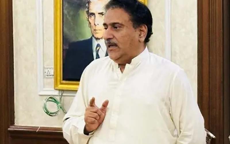 معین ریاض کی بانی کا علاج فیملی کی موجودگی میں الشفاء میں نہ کروانے پر استعفوں کی دھمکی
