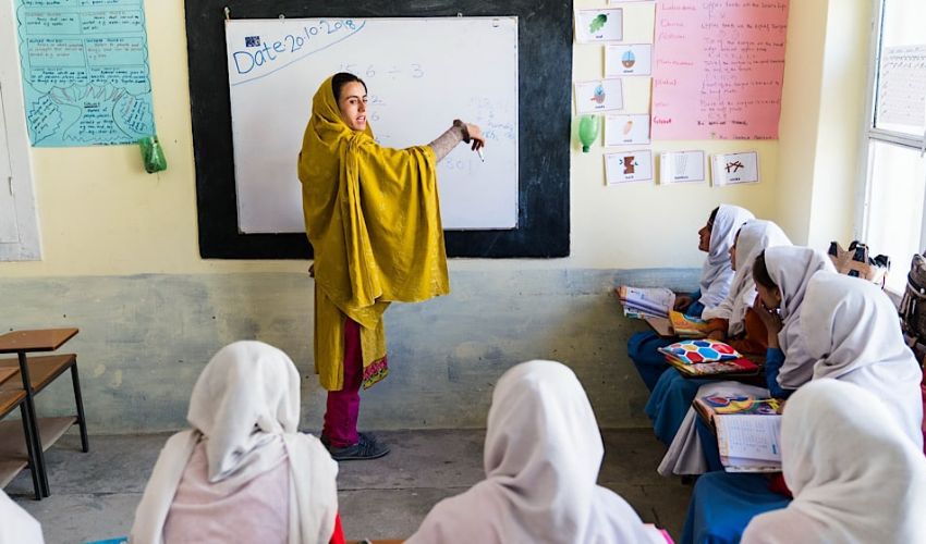 اساتذہ کیلئے بُری خبر،حاضری میں تاخیر یا غیرحاضری پر خودکار تنخواہ کٹوتی کا فیصلہ